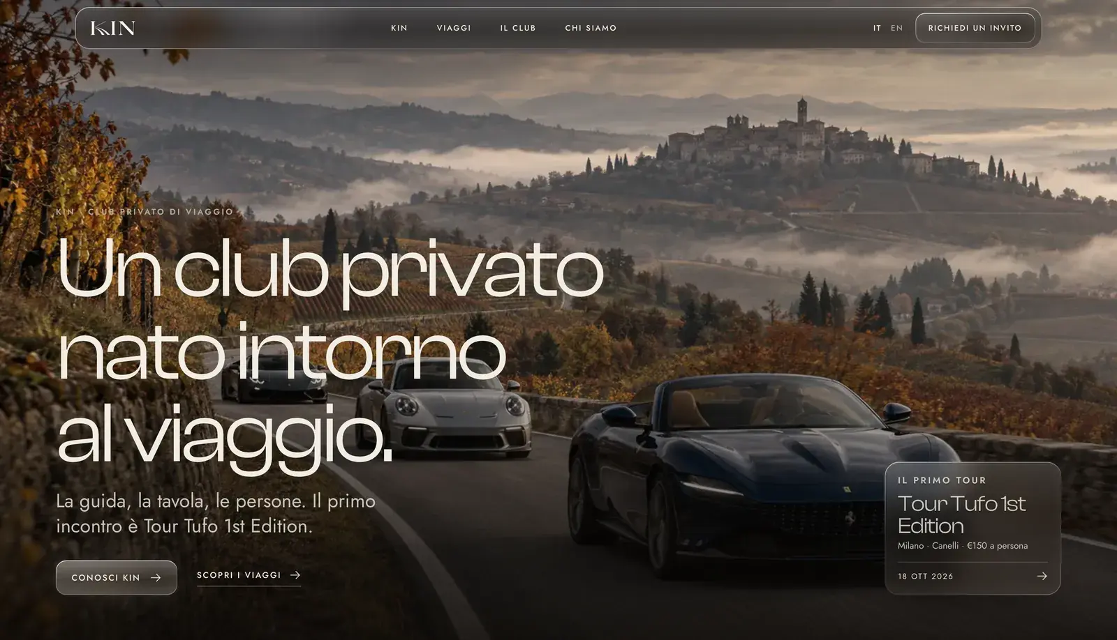 Homepage del sito KIN: il titolo «Un club privato nato intorno al viaggio» sopra tre supercar in fila su una strada di collina tra vigneti e borghi nella nebbia, con la barra di navigazione in vetro e la card del primo tour